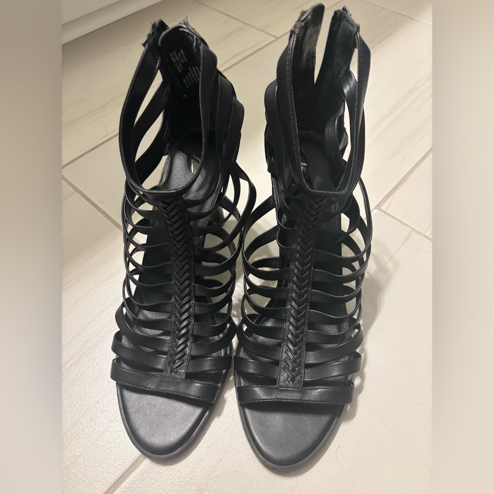 Simply Vera Vera Wang Black Strappy Heels
